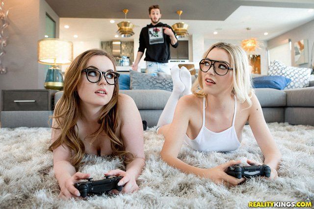 Video games threesome